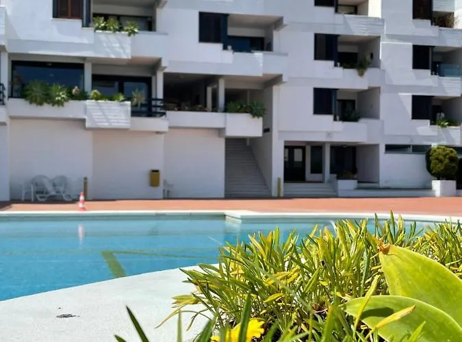 Lovely 2 Bedroom With A Pool In Front Of The